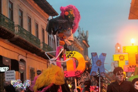 Después de la lluvia, llegaron las Catrinas. Se llevó a cabo el Desfile organizado por Gobierno del Estado, con amplia participación de contingentes y, pese a la llovizna de la tarde, espectadores. 