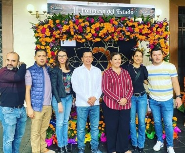Por invitación del Gobierno del Estado y como parte de las actividades alusivas al Día de Muertos, la presidenta de la Mesa Directiva del Congreso del Estado, diputada Cecilia Guevara, asistió a Palacio de Gobierno para presenciar la instalación del altar ganador del concurso celebrado el pasado 26 de octubre en el Palacio Legislativo, para la promoción de las tradiciones veracruzanas.