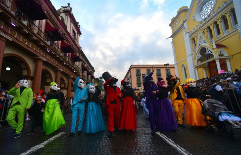 El gobernador Cuitláhuac García encabezó el tradicional Desfile de Catrinas 2022, donde  participaron todas las dependencias de Gobierno, algunos municipios, marching bands y ciudadanos en general. 