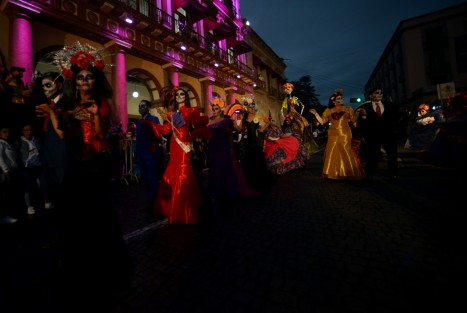 El gobernador Cuitláhuac García encabezó el tradicional Desfile de Catrinas 2022, donde  participaron todas las dependencias de Gobierno, algunos municipios, marching bands y ciudadanos en general. 