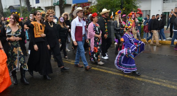 El gobernador Cuitláhuac García encabezó el tradicional Desfile de Catrinas 2022, donde  participaron todas las dependencias de Gobierno, algunos municipios, marching bands y ciudadanos en general. 