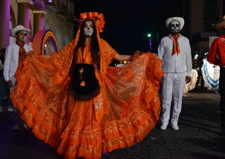 El gobernador Cuitláhuac García encabezó el tradicional Desfile de Catrinas 2022, donde  participaron todas las dependencias de Gobierno, algunos municipios, marching bands y ciudadanos en general. 