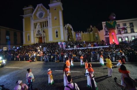 Asistieron miles de xalapeños a disfrutar el desfile.  
