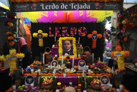 A través de sus redes sociles, el Gobernador CUitláhuac García invita a visitar las muestras de altares instaaldas  en el centro de Xalapa, tanto en parque Juárez como en los bajos e interior del Palacio de Gobierno.