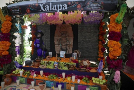 A través de sus redes sociles, el Gobernador CUitláhuac García invita a visitar las muestras de altares instaaldas  en el centro de Xalapa, tanto en parque Juárez como en los bajos e interior del Palacio de Gobierno.