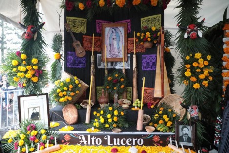 A través de sus redes sociles, el Gobernador CUitláhuac García invita a visitar las muestras de altares instaaldas  en el centro de Xalapa, tanto en parque Juárez como en los bajos e interior del Palacio de Gobierno.