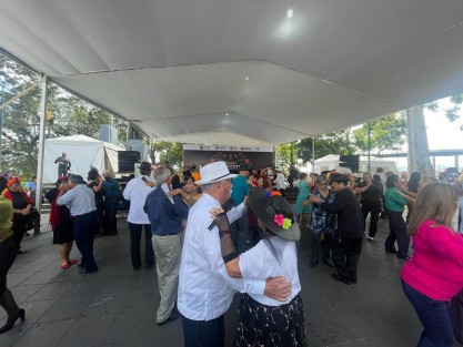 Danzón en el parque Juárez este domingo dentro de las actividades de los Domingos Familiares, la música a cargo de Pauta Nueva y los pasos de los grupos de bailadores