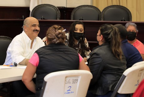  Funcionariado de Xalapa, encabezado por el presidente municipal Ricardo Ahued Bardahuil, atendió a representantes de distintas colonias para brindar soluciones a sus necesidades y dar seguimiento al desarrollo de obras de infraestructura vial e hidráulica. 

