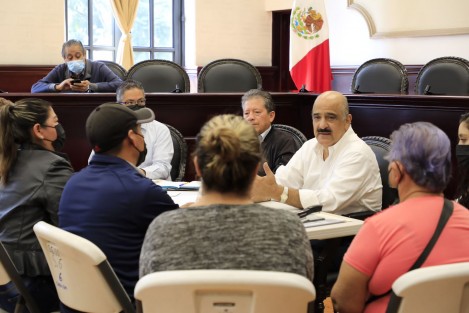 En la Sala de Cabildo, acompañado por los regidores Antonio Ballesteros Grayeb y Daniel Fernández Carrión; el director de Participación Ciudadana, Juan Marín Viveros, y el subdirector de Planeación y Proyectos, Gerardo Lobato Guzmán; el Edil canalizó las solicitudes a las áreas correspondientes.