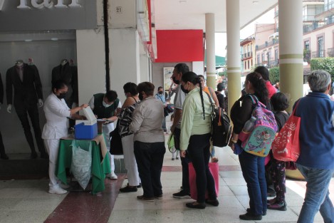 Muchas son las personas que se acercan a recibir la vacuna contra la influenza, a los puestos de vacunación que se instalan en diversos puntos de la capital veracruzana. 