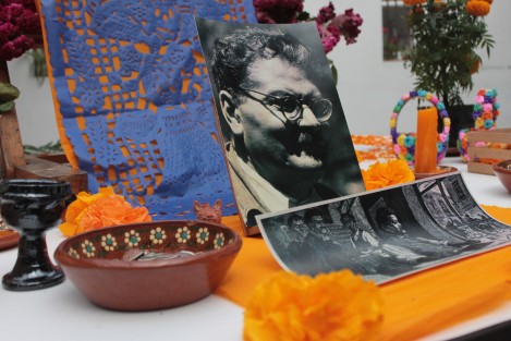 Una tradición el dedicar el altar de una oficina, dependencia o negocio, a algún personaje relacionado con la actividad del lugar.  