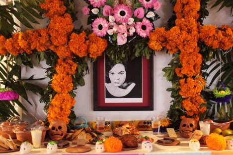 Una tradición el dedicar el altar de una oficina, dependencia o negocio, a algún personaje relacionado con la actividad del lugar.  
