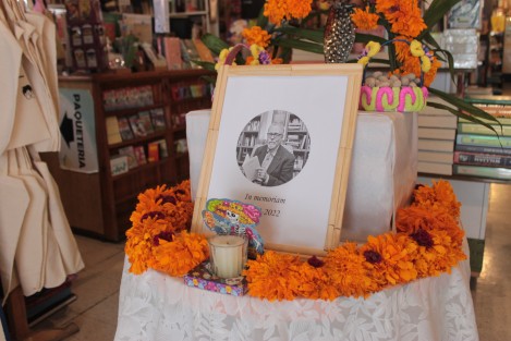Una tradición el dedicar el altar de una oficina, dependencia o negocio, a algún personaje relacionado con la actividad del lugar.  