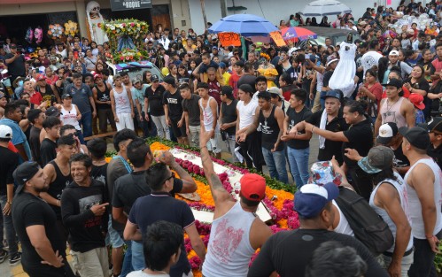 Cómo cada 31 de octubre, creyentes en la Santa Muerte se reúnen en la colonia Lázaro Cárdenas del municipio de Coatepec para venerarla. Cabe señalar que la Iglesia Católica ha informado en reiteradas ocasiones, que tal creencia va contra las católicas. 