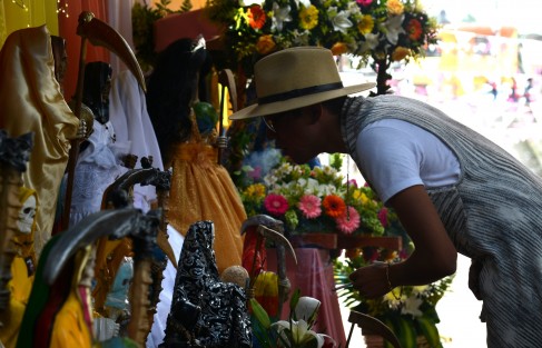 Cómo cada 31 de octubre, creyentes en la Santa Muerte se reúnen en la colonia Lázaro Cárdenas del municipio de Coatepec para venerarla. Cabe señalar que la Iglesia Católica ha informado en reiteradas ocasiones, que tal creencia va contra las católicas. 
