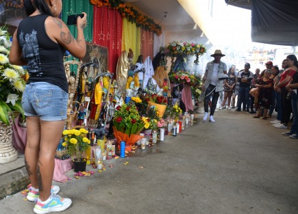 Cómo cada 31 de octubre, creyentes en la Santa Muerte se reúnen en la colonia Lázaro Cárdenas del municipio de Coatepec para venerarla. Cabe señalar que la Iglesia Católica ha informado en reiteradas ocasiones, que tal creencia va contra las católicas. 