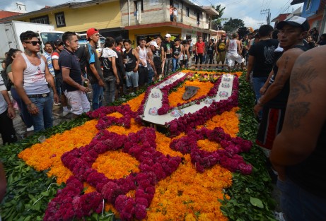 Con rezos, veladoras e incienso se reúnen en la casa de la familia Olmos, desde donde caminan rumbo al panteón municipal donde depositan un arco floral hecho cempasúchil y mano de león.