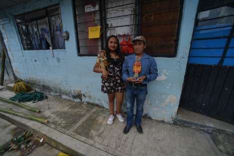 Con rezos, veladoras e incienso se reúnen en la casa de la familia Olmos, desde donde caminan rumbo al panteón municipal donde depositan un arco floral hecho cempasúchil y mano de león.