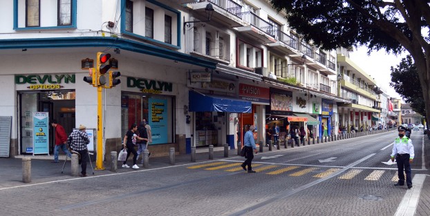 Muy poca afluencia de personas se observa en el centro de Xalapa este primer día de descanso por las fiestas de Día de Muertos, a diferencia del fin de semana que lucía abarrotado.