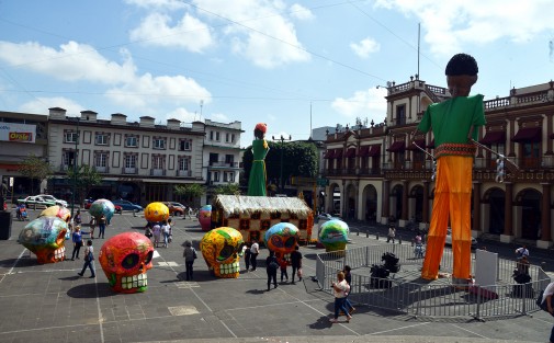 Muy poca afluencia de personas se observa en el centro de Xalapa este primer día de descanso por las fiestas de Día de Muertos, a diferencia del fin de semana que lucía abarrotado.