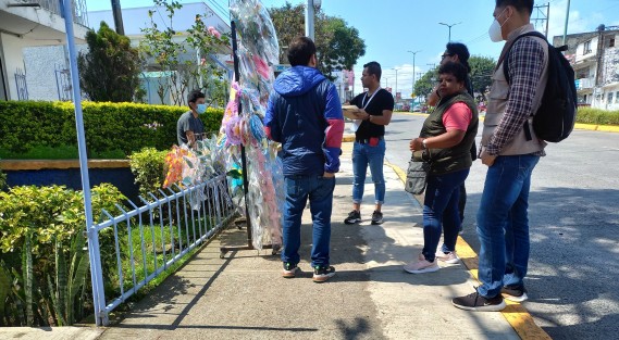 ¿Será o no será?... Con acreditación y block de recibos del Ayuntamiento, quien sería inspector de la Dirección de Comercio del Ayuntamiento de Xalapa cobra cuota a comerciantes instalados en las proximidades del panteón Palo Verde. 