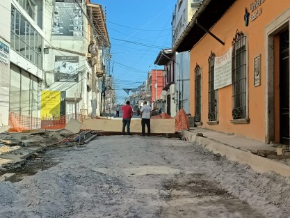 El presidente municipal de Xalapa, Ricardo Ahued Bardahuil supervisó esta mañana el avance que registra la obra de rehabilitación integral en la calle Francisco Javier Clavijero.