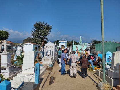 Al igual que en muchos municipios cientos visitan el panteón de Coatepec para limpiar, colocar flores y convivir con sus seres queridos. 
