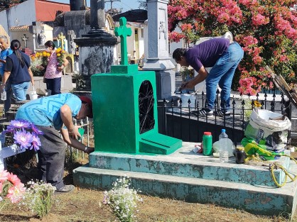 Al igual que en muchos municipios cientos visitan el panteón de Coatepec para limpiar, colocar flores y convivir con sus seres queridos. 