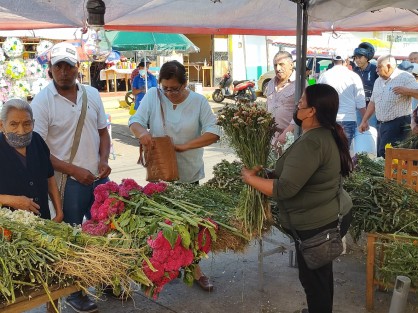 Al igual que en muchos municipios cientos visitan el panteón de Coatepec para limpiar, colocar flores y convivir con sus seres queridos. 