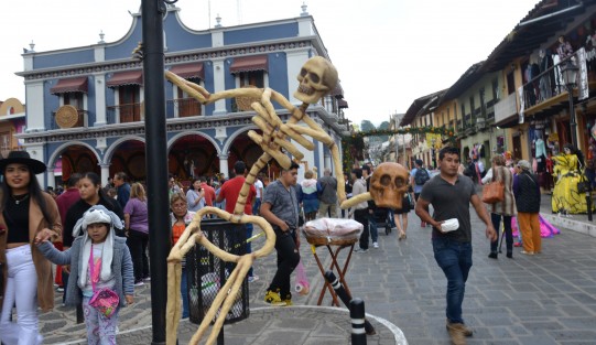 Miles de turistas visitaron Naolinco en estos días de muertos, al decir los visitantes hasta más de dos horas de camino se hicieron para poder llegar a este rincón de Veracruz que sigue siendo uno de los lugares favoritos de los locales y extranjeros.