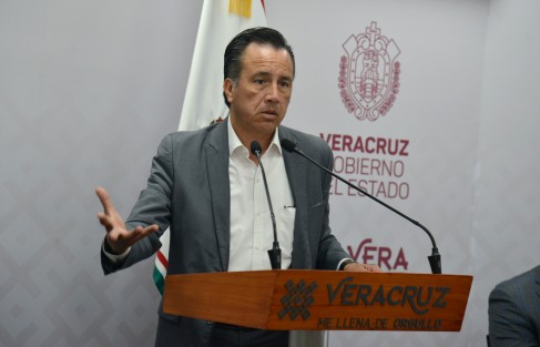 El Gobernador de Veracruz, Cuitláhuac García Jiménez, en conferencia con medios de comunicación, reiteró la postura del gobierno a favor de reducir al INE.
