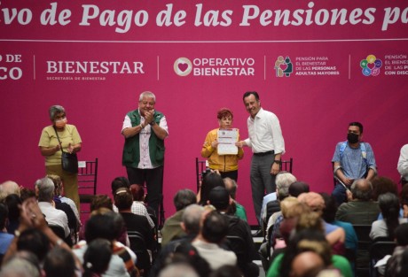 El gobernador Cuitláhuac García en compañía del delegado de Bienestar, Manuel Huerta, comenzaron con el pago de pensiones del bienestar para adultos mayores y personas con discapacidad en el gimnasio Omega de la ciudad de Xalapa. 