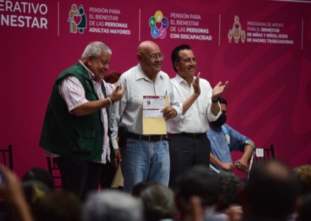 El gobernador Cuitláhuac García en compañía del delegado de Bienestar, Manuel Huerta, comenzaron con el pago de pensiones del bienestar para adultos mayores y personas con discapacidad en el gimnasio Omega de la ciudad de Xalapa. 