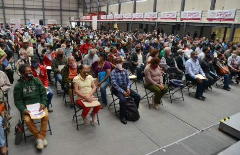 El gobernador Cuitláhuac García, en compañía del delegado de Bienestar, Manuel Huerta, comenzaron con el pago de pensiones del bienestar para adultos mayores y personas con discapacidad en el gimnasio Omega de la ciudad de Xalapa.