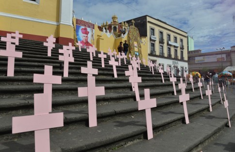 Para denunciar que los casos de feminicidio y los asesinatos de mujeres continúan siendo una constante en el Estado de Veracruz, feministas colocaron cruces de color rosa en las escalinatas de la Catedral de Xalapa, con el afán de visibilizar el problema. 