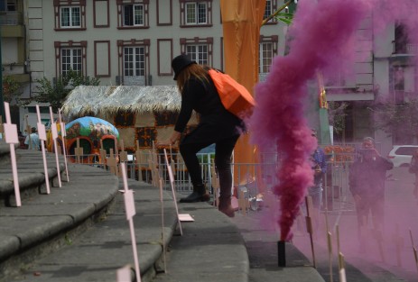 Para denunciar que los casos de feminicidio y los asesinatos de mujeres continúan siendo una constante en el Estado de Veracruz, feministas colocaron cruces de color rosa en las escalinatas de la Catedral de Xalapa, con el afán de visibilizar el problema. 