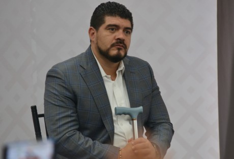 El secretario de Educación de Veracruz, Roberto Zenyazen Escobar García, dejó en claro que no se le fallará al magisterio estatal al que se le debe el incremento salarial  aprobado desde mayo por el gobierno federal. Es un tema que sigue en la mesa de negociación con la federación, tanto que este jueves  el secretario de Finanzas, José Luis Lima Franco, asistirá a la Ciudad de México a una reunión con autoridades federales.