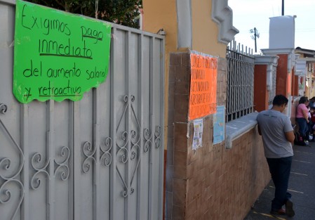 Varios planteles escolares de la capital de estado fueron tomadas por profesores que reclaman el pago inmediato del incremento salarial