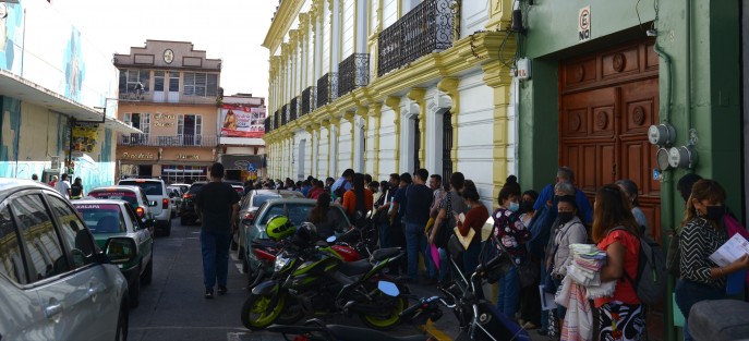 Desde hace varios días se pueden observar una vez más largas filas en las oficinas de SAT del centro de Xalapa, al decir de los usuarios la mayoría para tramitar su constancia fiscal   