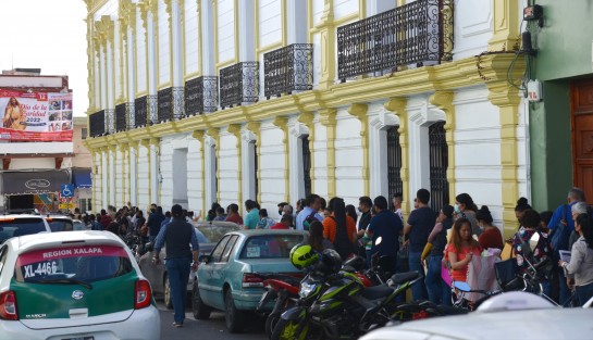 Desde hace varios días se pueden observar una vez más largas filas en las oficinas de SAT del centro de Xalapa, al decir de los usuarios la mayoría para tramitar su constancia fiscal   