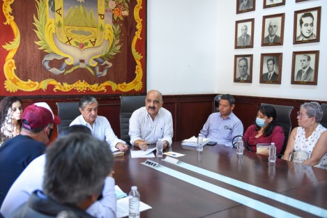 En Jornada de Audiencia Ciudadana, el presidente municipal Ricardo Ahued Bardahuil recibió a representantes de distintas colonias, a quienes aseguró que su Administración se encuentra ocupada en brindar atención integral para todas y todos los habitantes de Xalapa. 