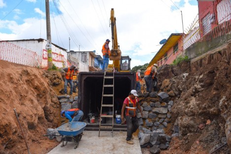 Con el propósito de evitar afectaciones por inundaciones, daños al patrimonio y a la salud de las familias, el Ayuntamiento de Xalapa inició este año la construcción de los colectores pluviales Monte Everest, Vicente Guerrero y la rehabilitación de drenaje sanitario y  red de agua potable en el fraccionamiento Ensueño, acciones integrales con las que se beneficia a más de 50 mil personas.