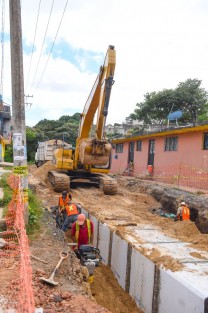 Con el propósito de evitar afectaciones por inundaciones, daños al patrimonio y a la salud de las familias, el Ayuntamiento de Xalapa inició este año la construcción de los colectores pluviales Monte Everest, Vicente Guerrero y la rehabilitación de drenaje sanitario y  red de agua potable en el fraccionamiento Ensueño, acciones integrales con las que se beneficia a más de 50 mil personas.