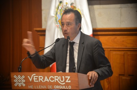 El gobernador Cuitláhuac García Jiménez exhibió que Veracruz está a la espera de que la Federación defina con cuánto dinero apoyará en diciembre para así poder pagarle el incremento salarial a profesores estatales, comentando que incluso solicitan un pagaré al Gobierno federal para garantizar el dinero.