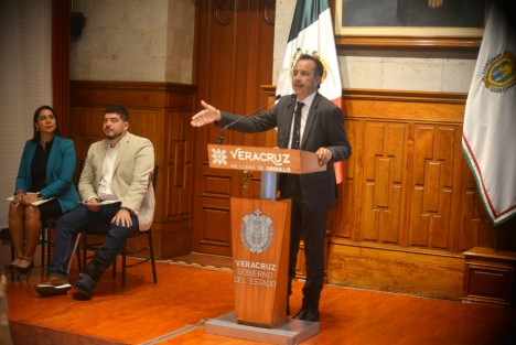 En conferencia de prensa, el gobernador Cuitláhuac García Jiménez confirmó el respaldo federal para el pago de incremento salarial a personal educativo. 