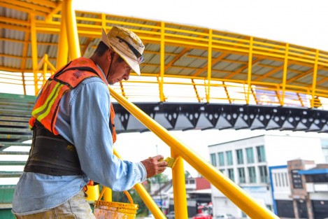 Como parte del programa permanente de Imagen Urbana, personal municipal trabaja en el mantenimiento de los puentes peatonales Centenario y Plaza Crystal, en el bulevar Lázaro Cárdenas, a fin de que este equipamiento urbano se encuentre en las mejores condiciones posibles para brindar un cruce seguro a las y los peatones.