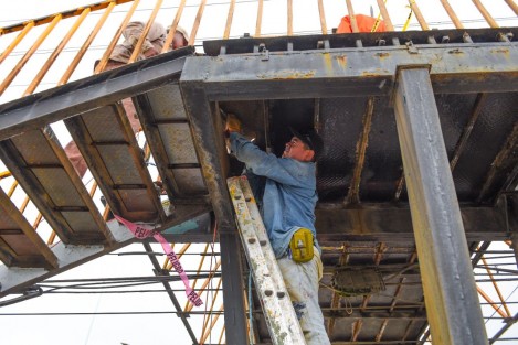 Como parte del programa permanente de Imagen Urbana, personal municipal trabaja en el mantenimiento de los puentes peatonales Centenario y Plaza Crystal, en el bulevar Lázaro Cárdenas, a fin de que este equipamiento urbano se encuentre en las mejores condiciones posibles para brindar un cruce seguro a las y los peatones.