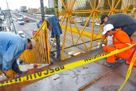 Como parte del programa permanente de Imagen Urbana, personal municipal trabaja en el mantenimiento de los puentes peatonales Centenario y Plaza Crystal, en el bulevar Lázaro Cárdenas, a fin de que este equipamiento urbano se encuentre en las mejores condiciones posibles para brindar un cruce seguro a las y los peatones.
