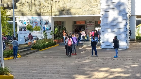 Cada día decenas de personas acuden al Centro de Alta Especialidad Dr. Rafael Lucio, con un poco de descarga en la demanda de servicios tras la apertura del hospital Regional de Perote.   