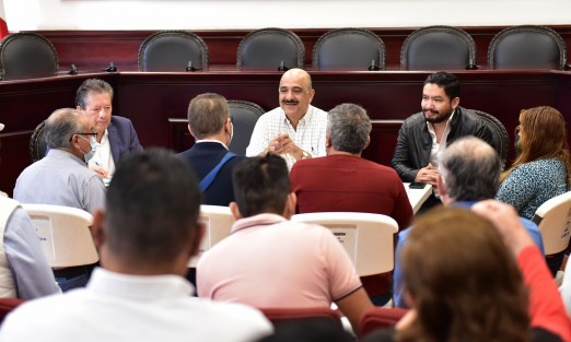 Para conocer las necesidades de la ciudad de voz de quienes la habitan, funcionariado encabezado por el presidente municipal Ricardo Ahued Bardahuil, atendió solicitudes de obra en una jornada de audiencias ciudadanas. 